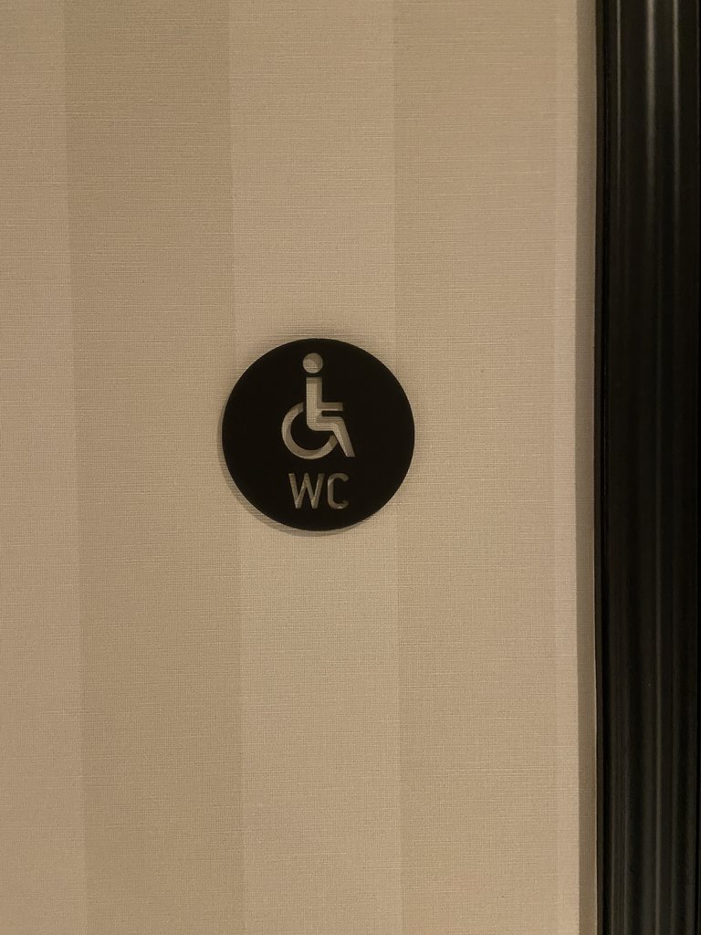 Señalización baño adaptado en baños comunes.