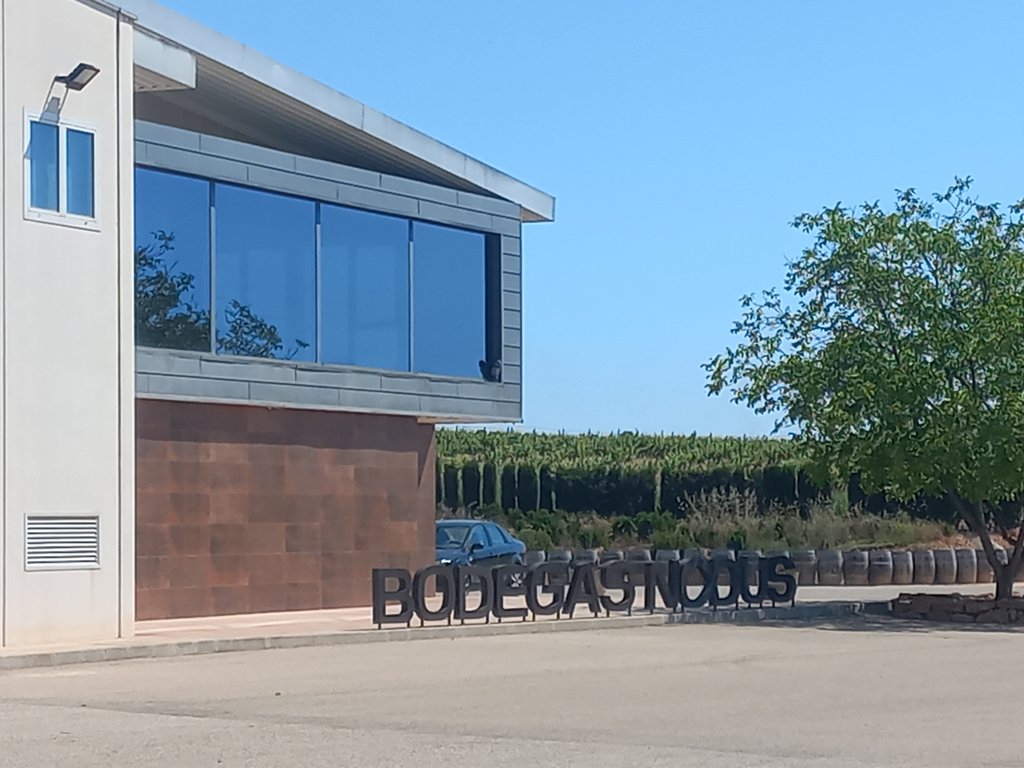 Establecimiento bien identificado con señalética en el recorrido exterior.