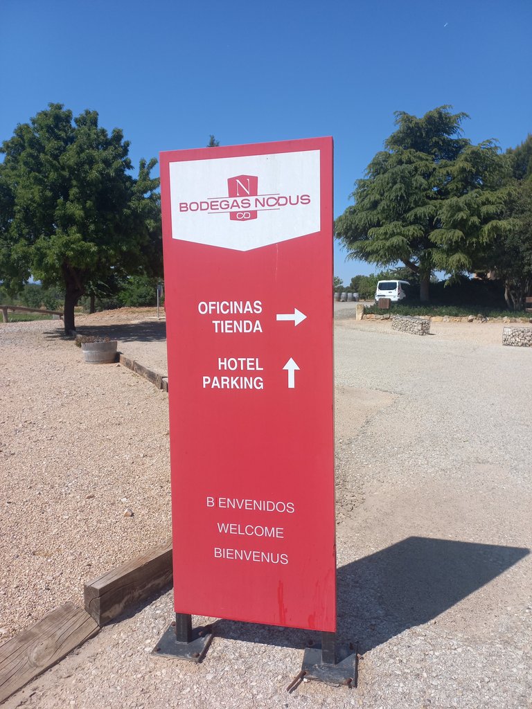 Tótem indicador de dirección para las instalaciones.