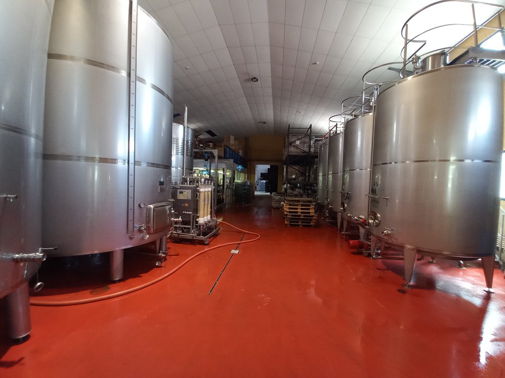 Instalaciones amplias con recorrido bien iluminado.