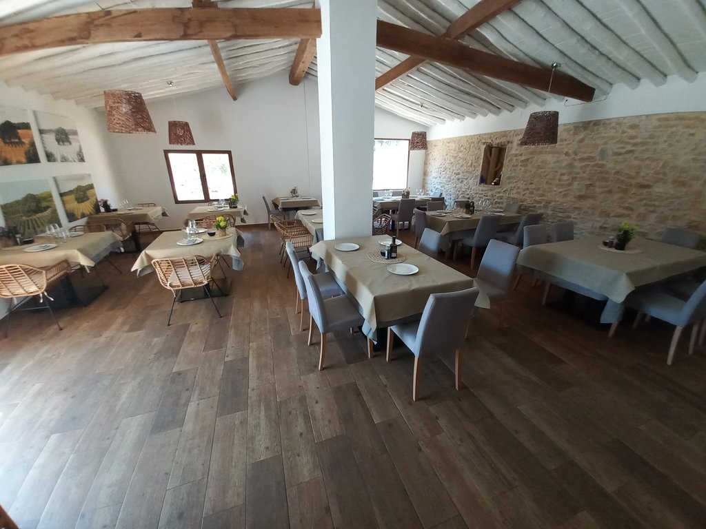 Restaurante con zonas de aproximación amplias y equipamiento accesible.