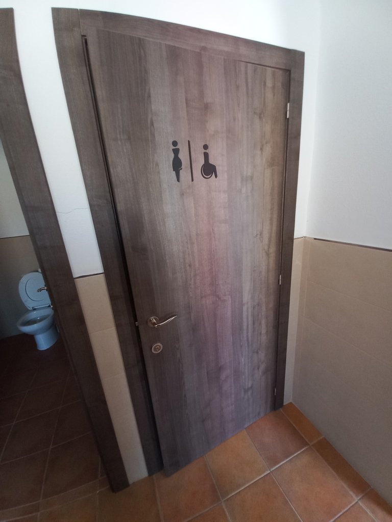 Baños comunes con unidad adaptada.
