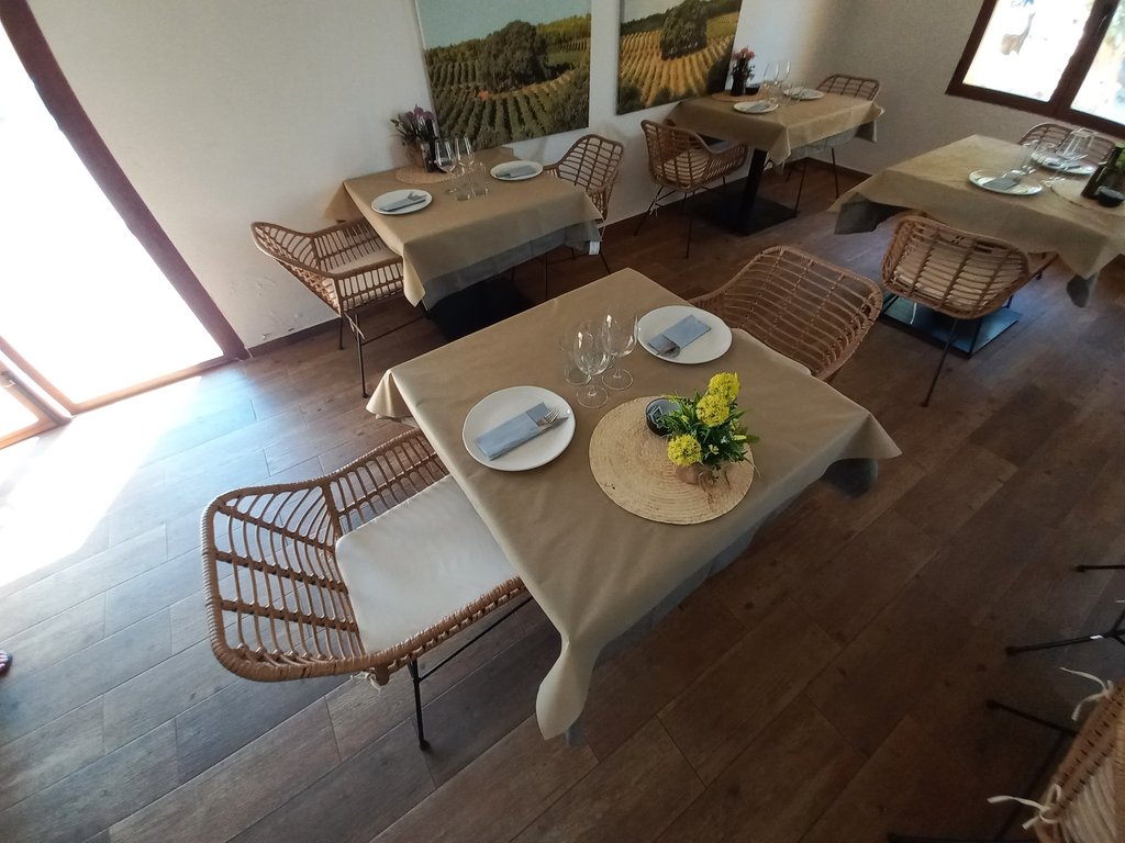 Restaurante con equipamiento ergonómico y mesas adecuadas para la aproximación con silla de ruedas.