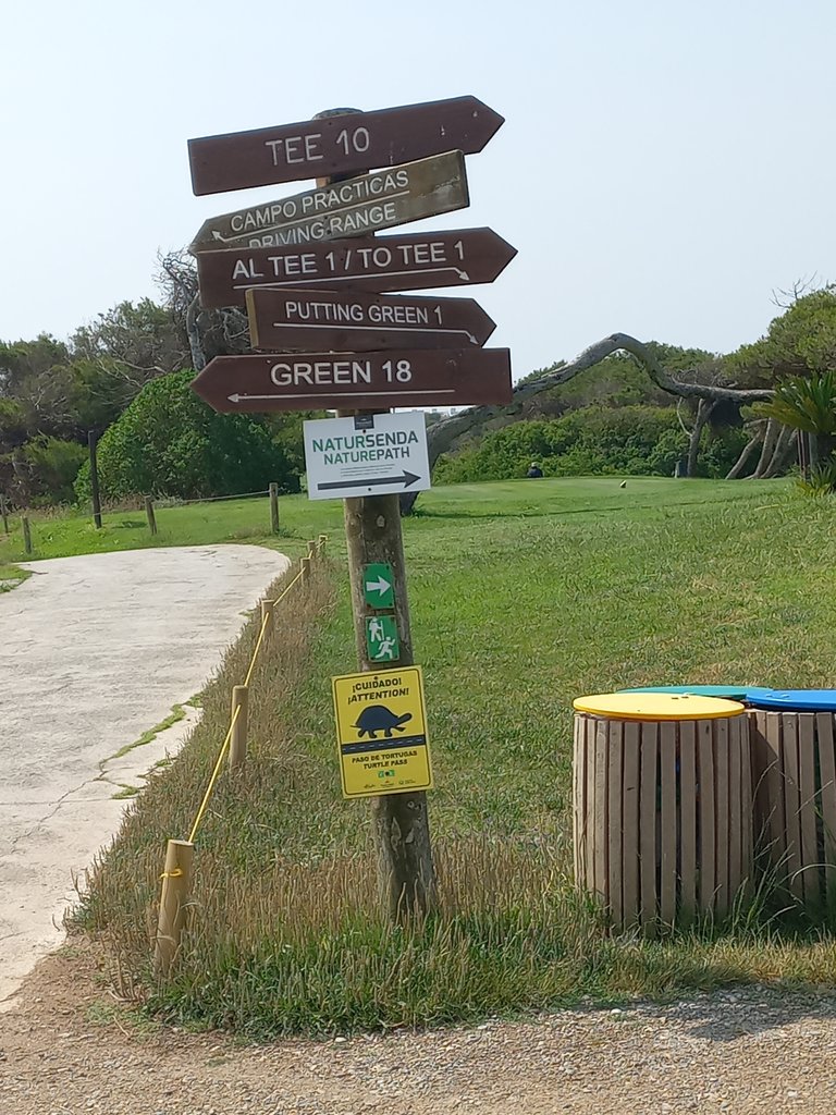 Paneles direccionales indicadores de los diferentes recorridos.