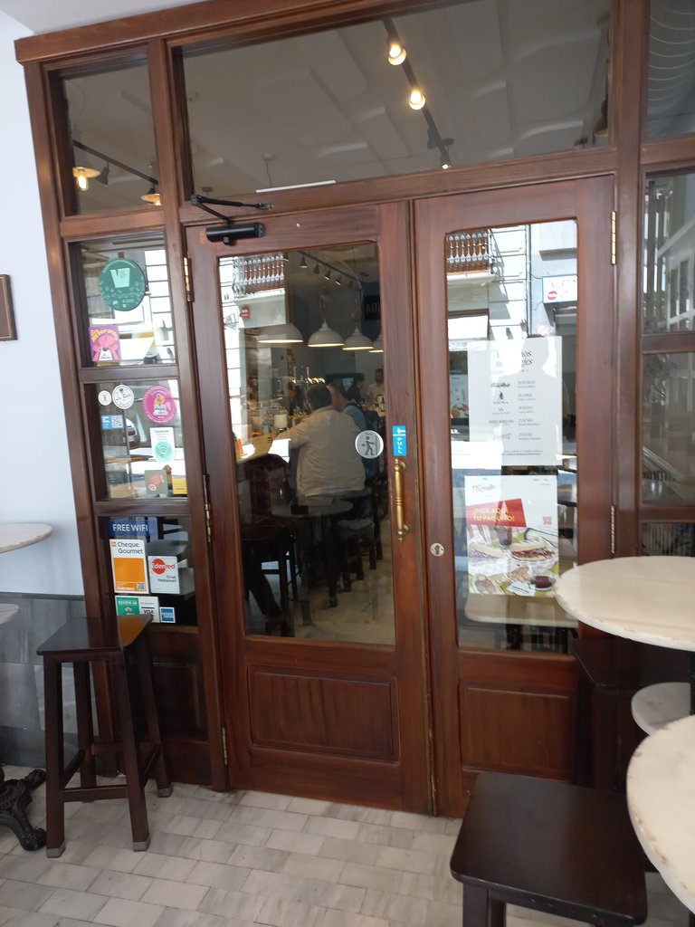 Puerta batiente de fácil accionamiento y sin resistencia a la apertura.