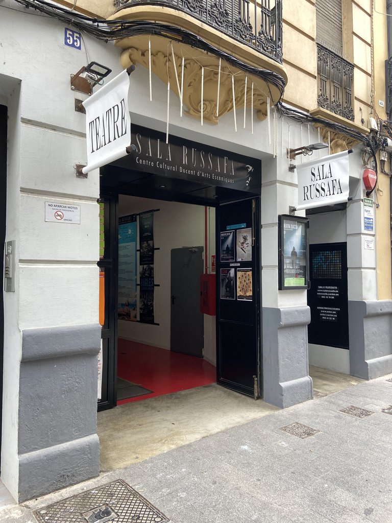 Acceso principal al establecimiento correctamente señalizado y sin desniveles.