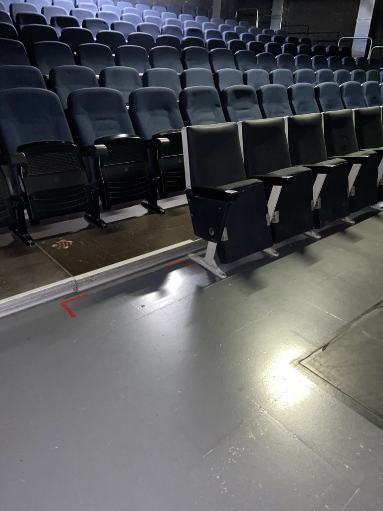 Espacio reservado para clientes en silla de ruedas.