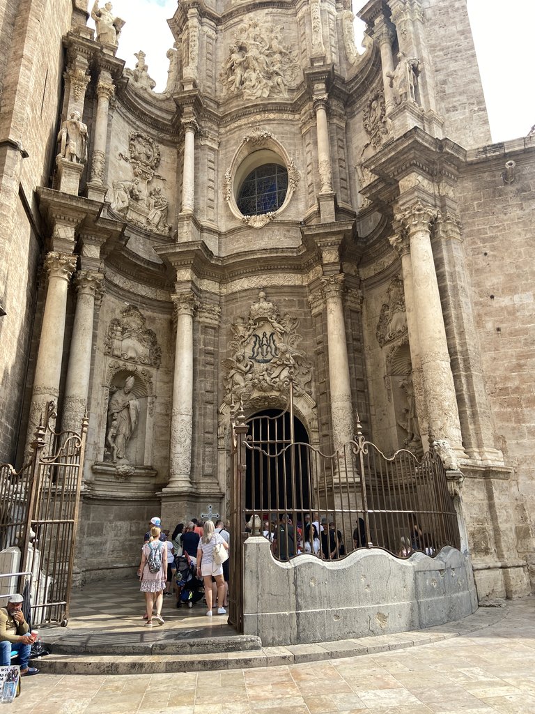 Accés principal al monument.