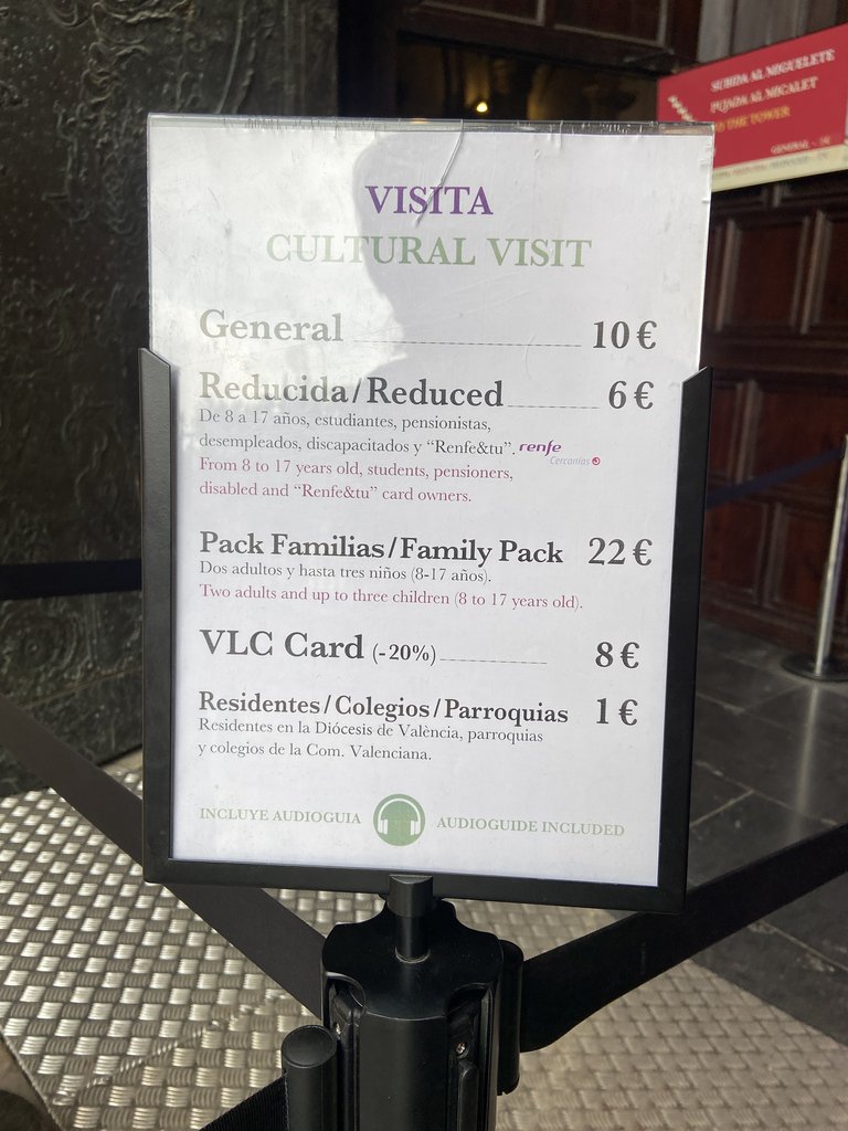 Senyalització preus visita amb lletra contrastada.