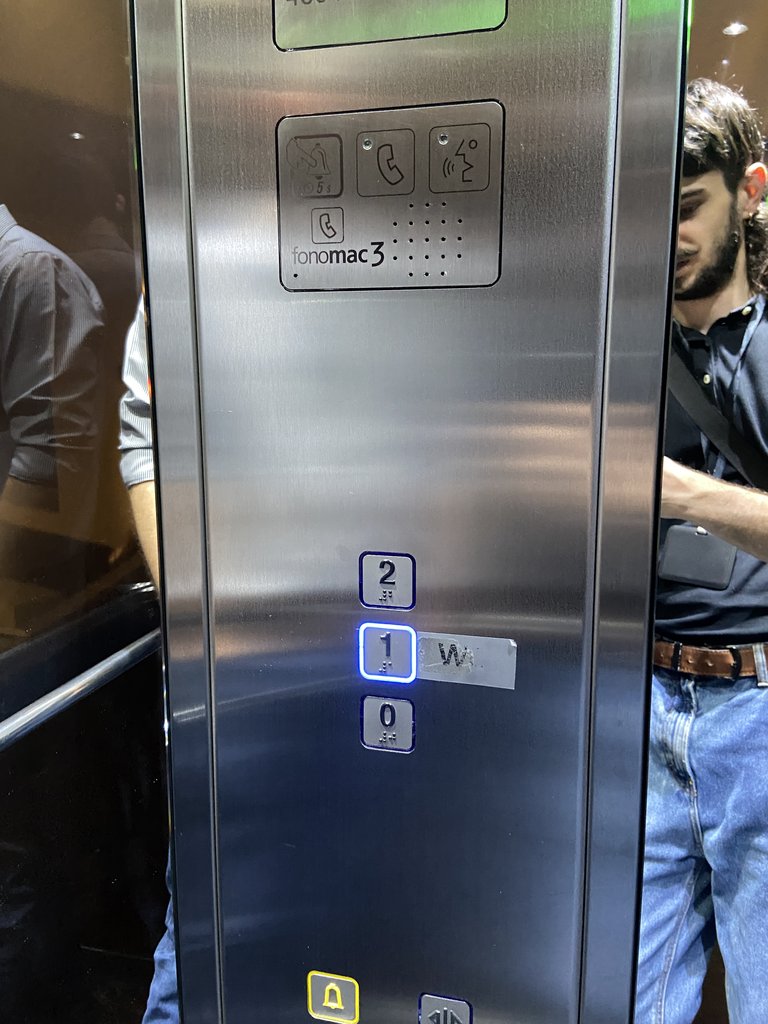 Ascensor accessible, botons amb alçada adequada, il·luminats i en braille.