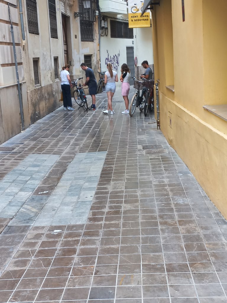 Recorrido de aproximación accesible y libre de obstáculos.