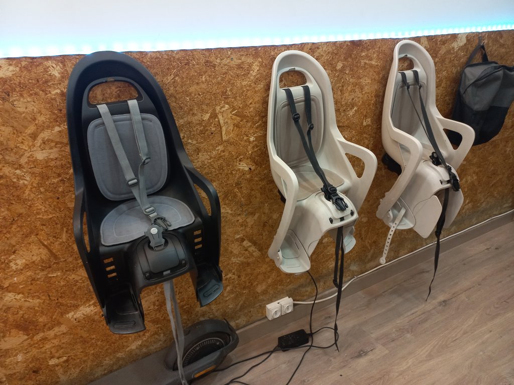 Disponibilidad de silletas para bebés.