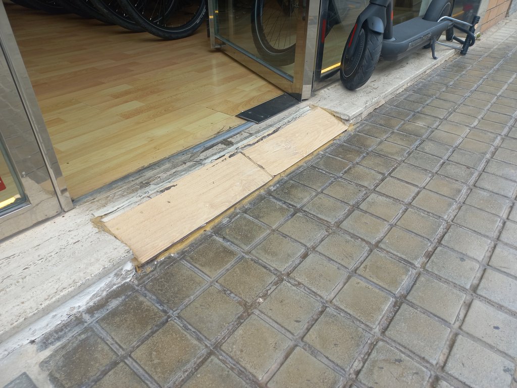 Rampa para superar desnivel en puerta de acceso.
