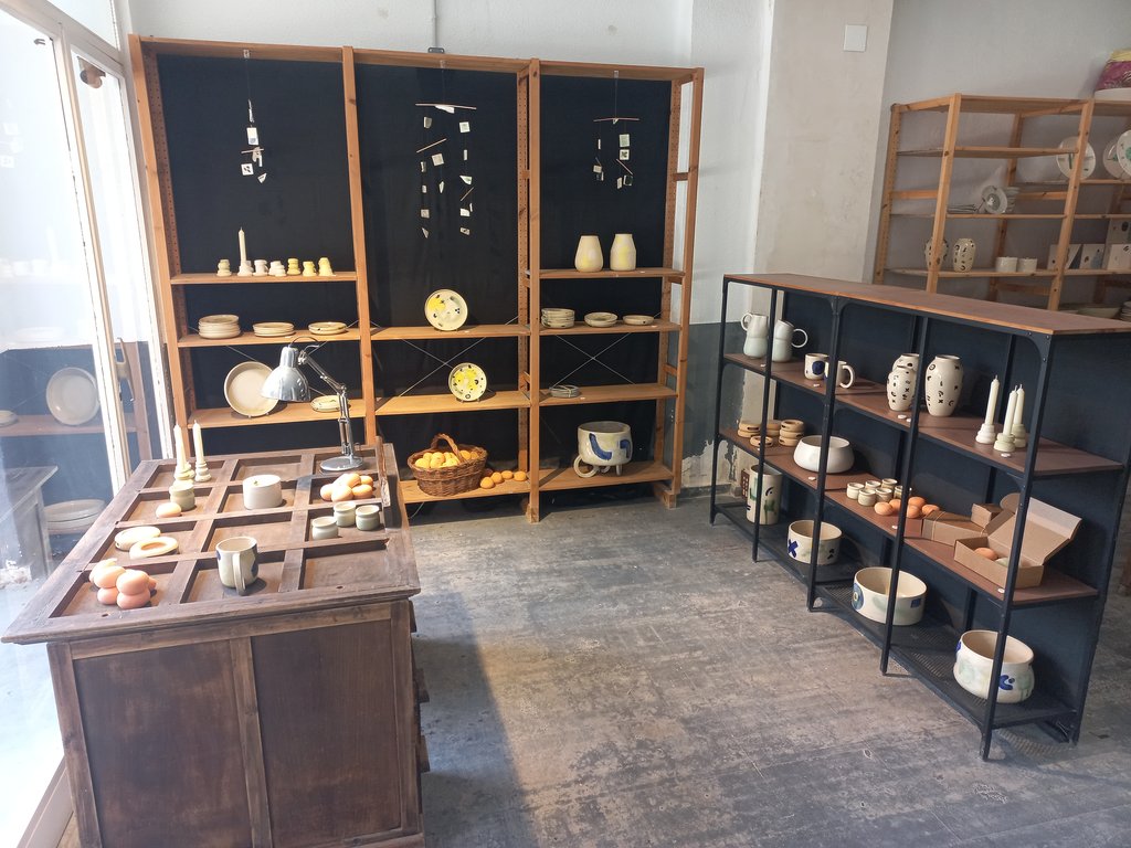 Vitrinas a altura adecuada y dispuestas para definir recorrido interior.