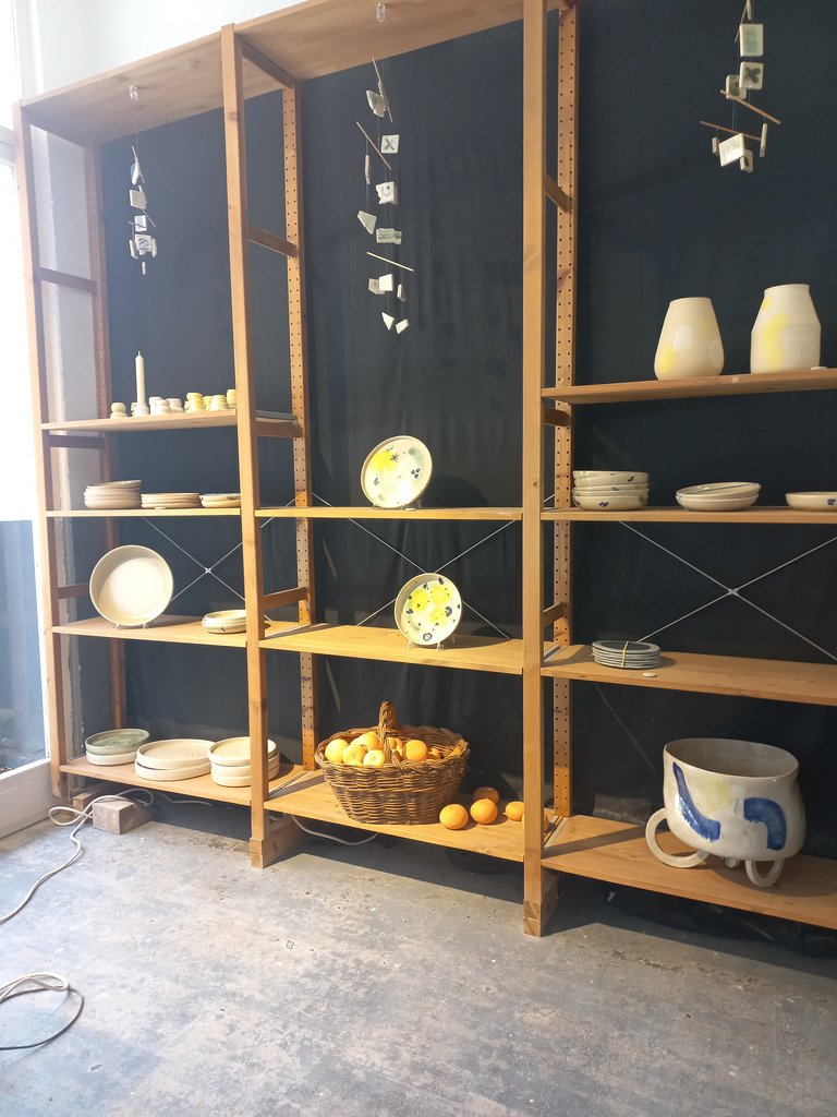 Expositores bien distribuidos con visibilidad de la totalidad de los productos.