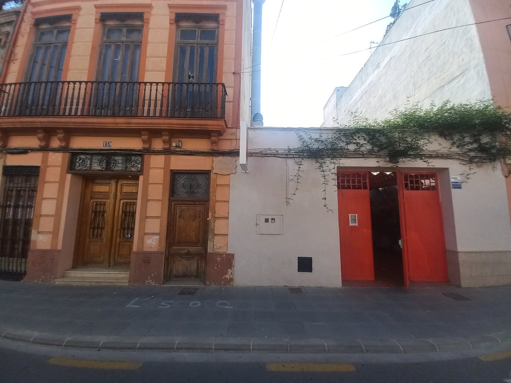 Fachada del establecimiento con entrada lateral accesible y sin desniveles.