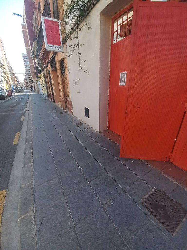 Itinerario exterior de aproximación ancho y libre de obstáculos.