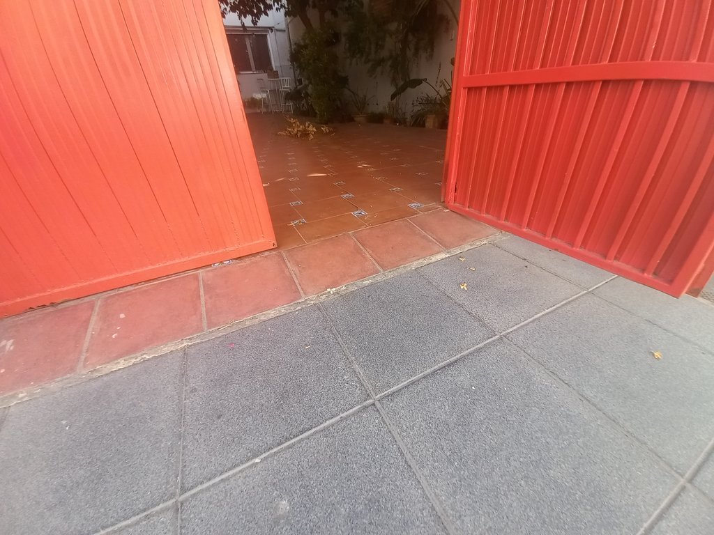 Acceso enrasado y libre de obstáculos.