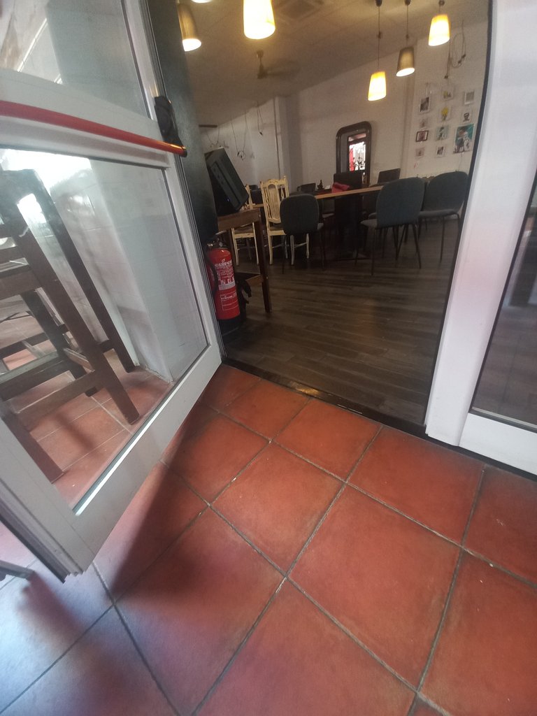 Acceso a la sala a misma cota y libre de obstáculos.