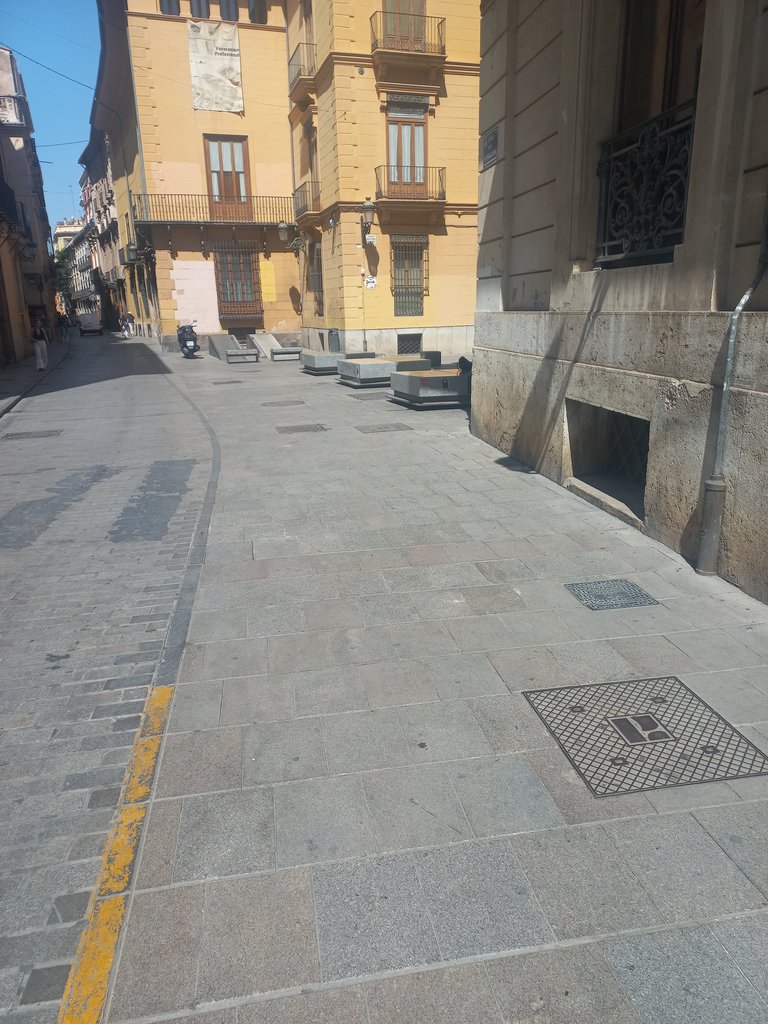 Itinerario de aproximación libre de obstáculos y con anchura adecuada.