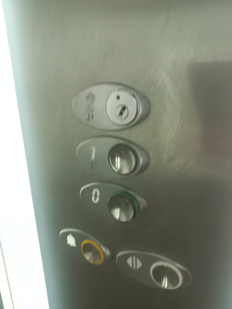 Módulo de botonera en ascensor accesible.