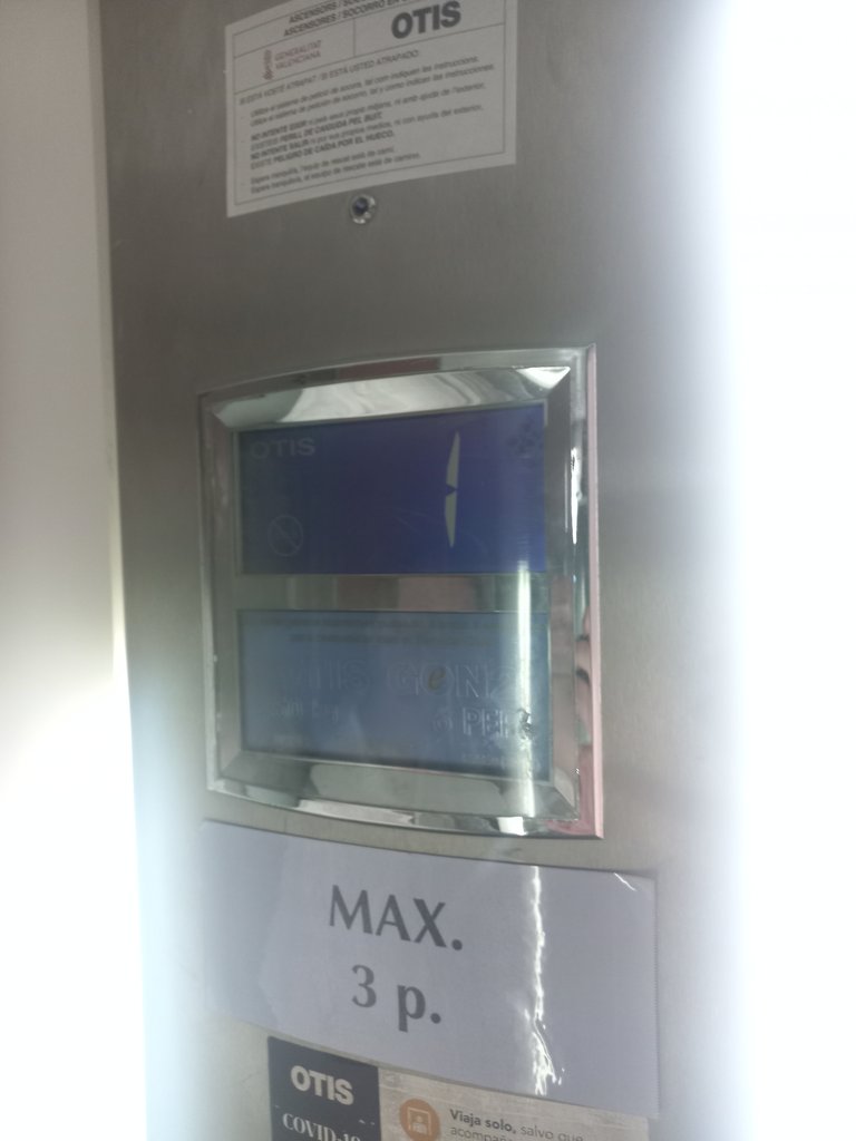 Ascensor provisto de pantalla para información visual de planta y sentido de la marcha.