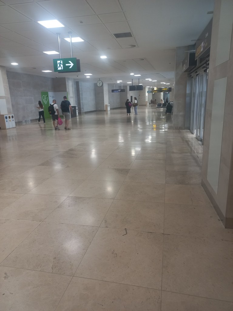 Recorrido de aproximación ancho y libre de obstáculos.