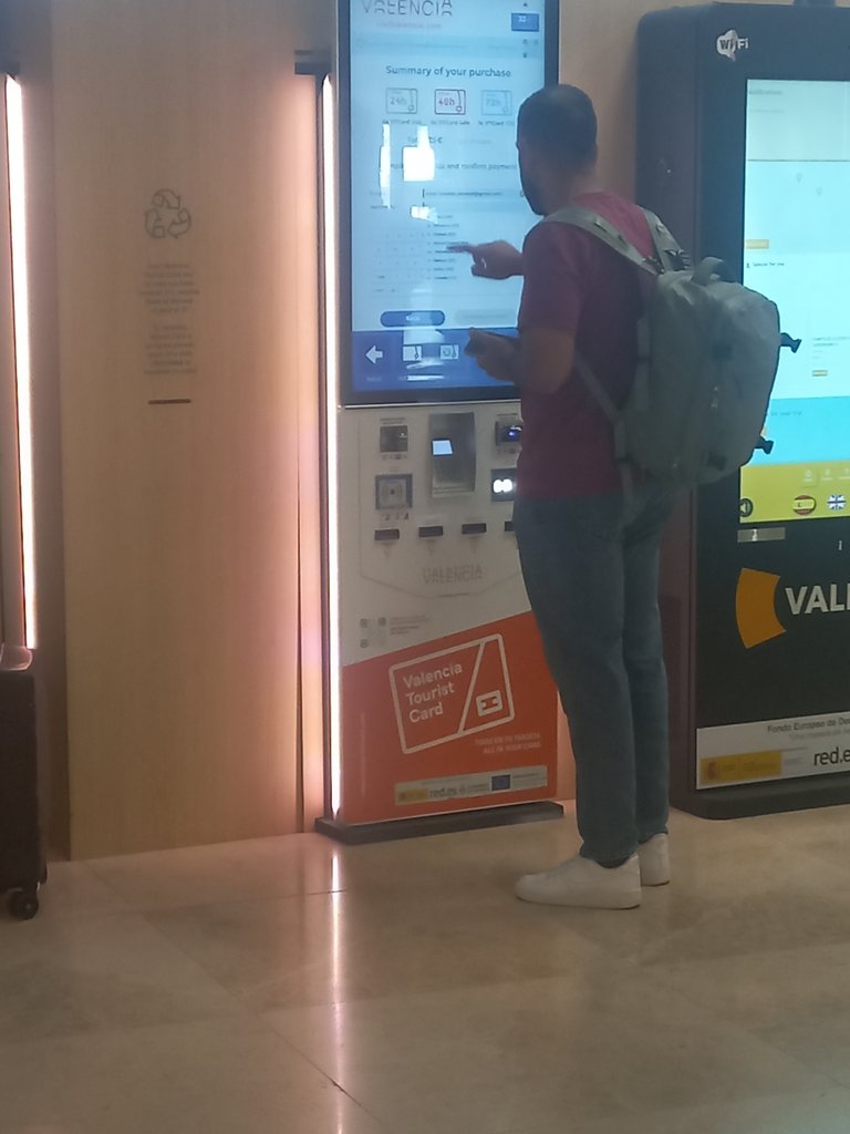 Tótem para información y procedimientos a través de recursos tecnológicos.