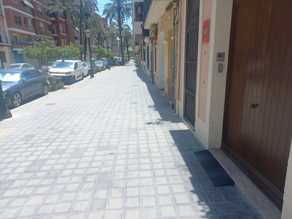 Itinerario de aproximación con anchura accesible y libre de obstáculos.