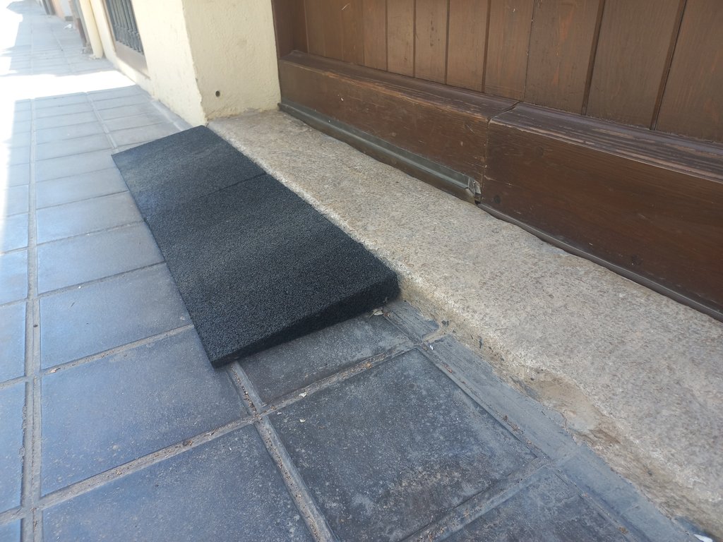 Rampa para superar desnivel de acceso al edificio.