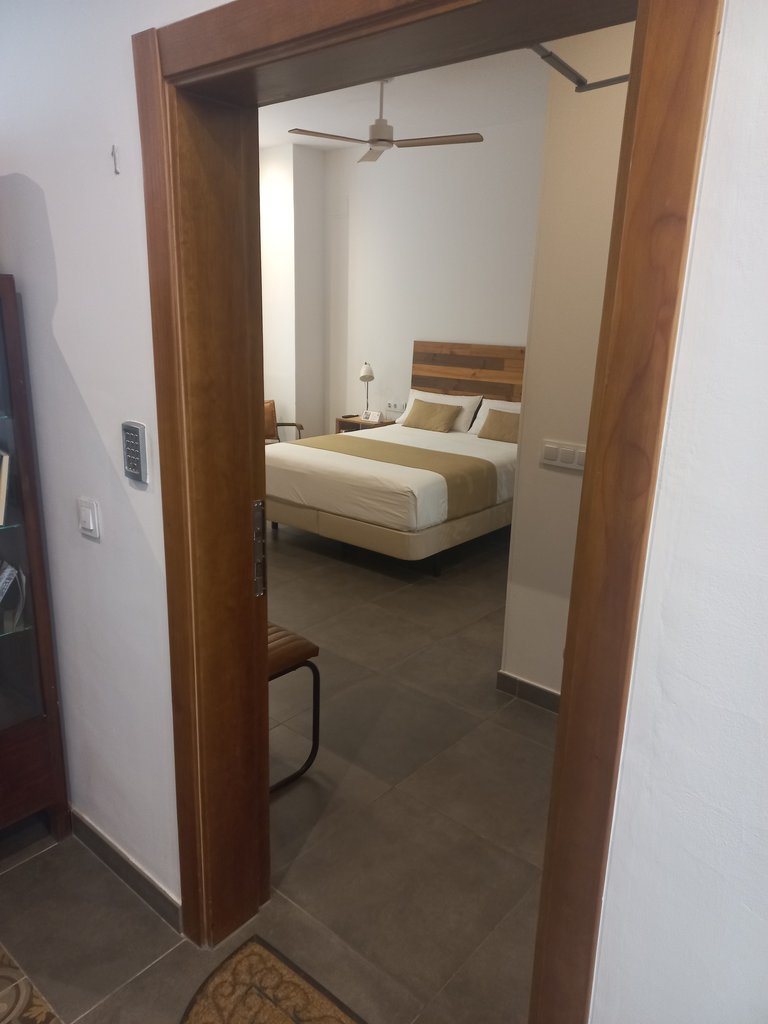 Puerta de acceso al apartamento con anchura superior a 0,90 metros