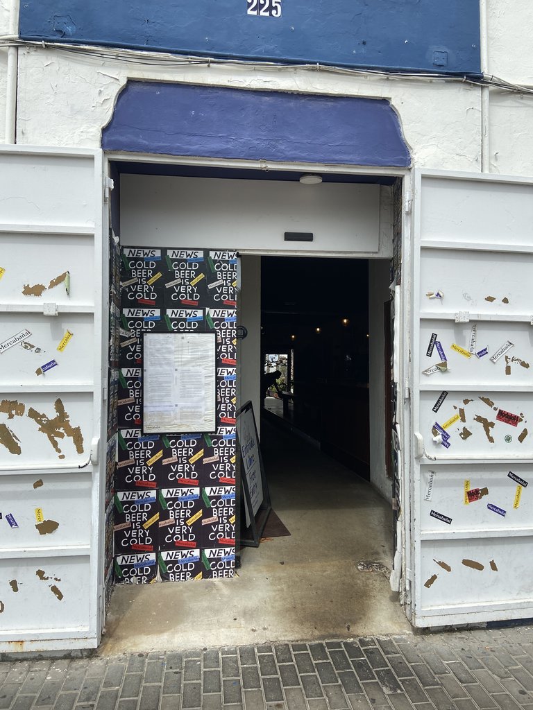 Puertas automáticas con rampa de acceso.