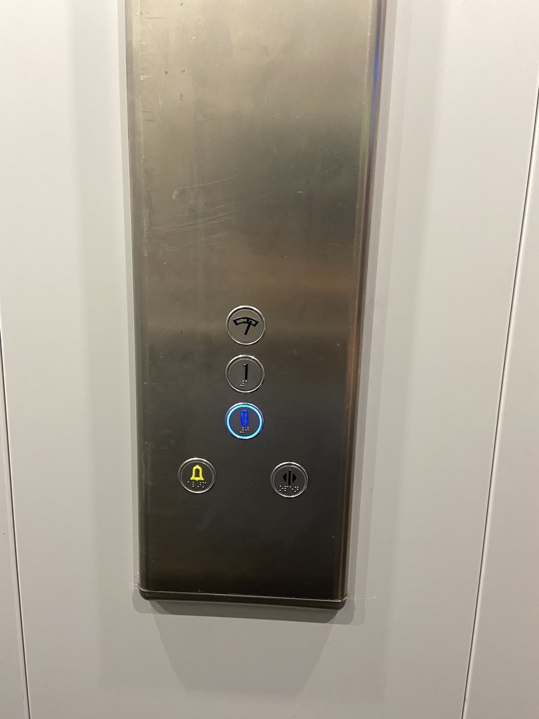 Ascensor accesible con botones en braille.
