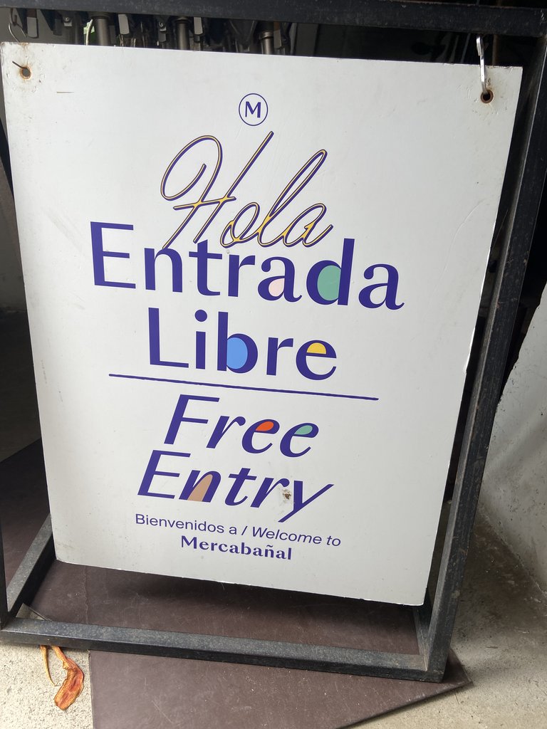 Señalización entrada libre.