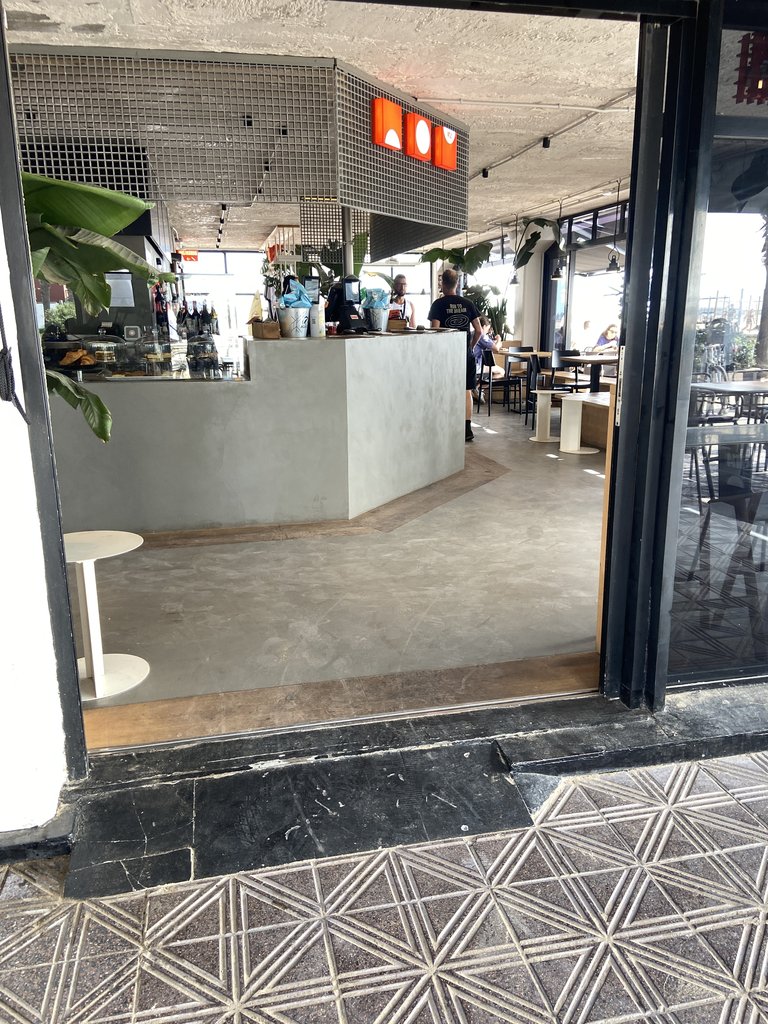 Acceso contiguo con rampa de acceso.