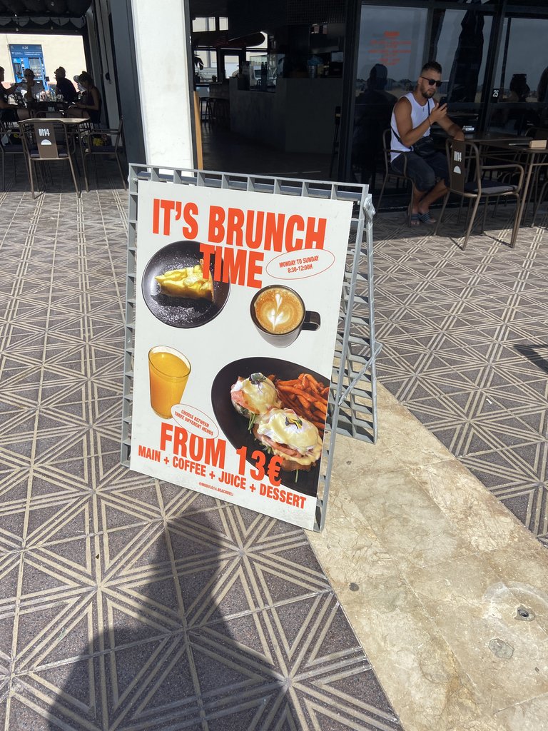 Señalización oferta accesible con tipografía grande y contraste color fondo.