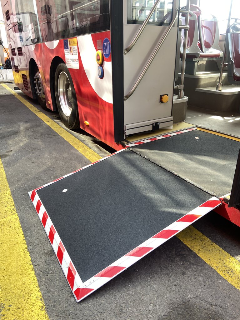Rampa de acceso al interior del autobús.