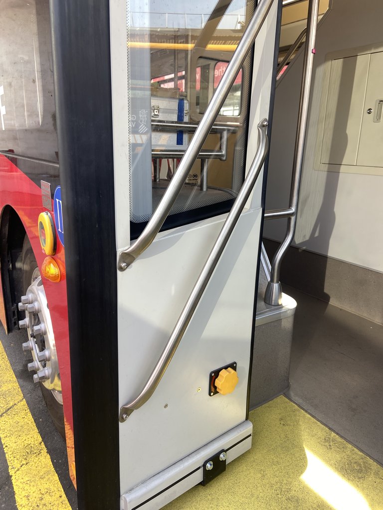 Barras de apoyo para la entrada al autobús.