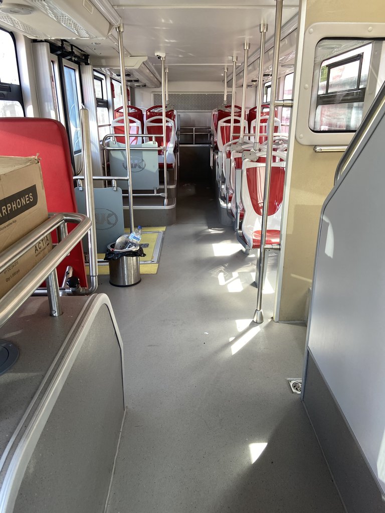 Paso interior autobús.