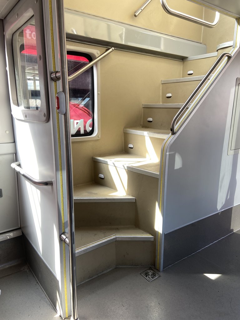 Escaleras con barras de apoyo para subir a la zona descubierta.