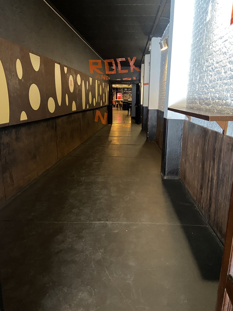 Pasillo amplio y accesible a zona de conciertos.