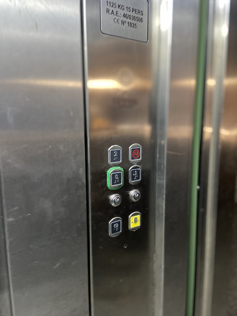 Ascensor adaptado con botones en braille y altura adecuada.