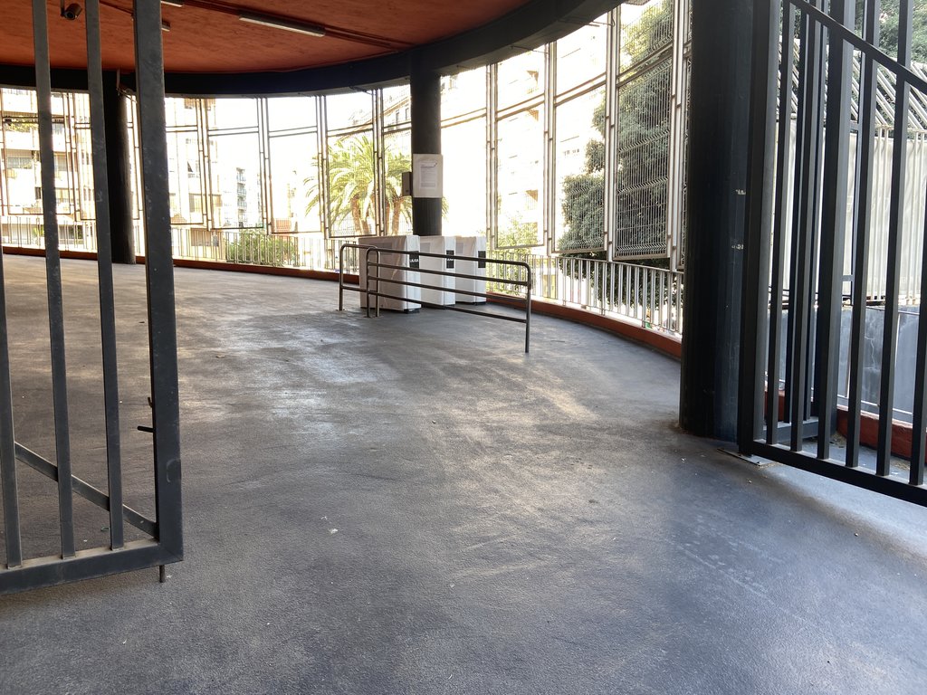 Acceso al anfiteatro accesible, con amplitud y rampa de acceso.