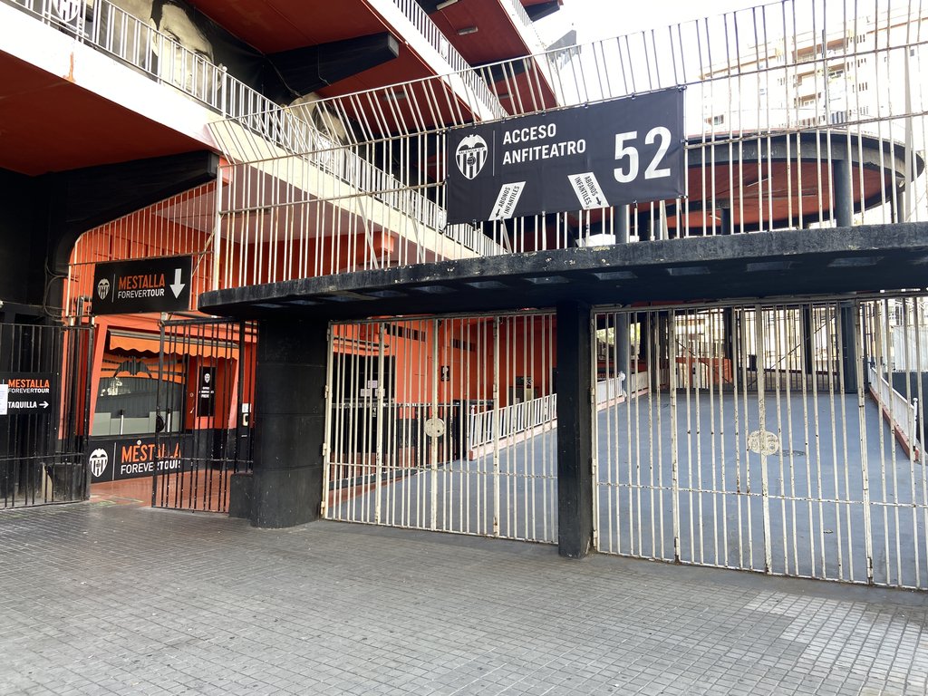 Puertas de acceso a la zona del anfiteatro, espacio amplio con rampa de acceso.