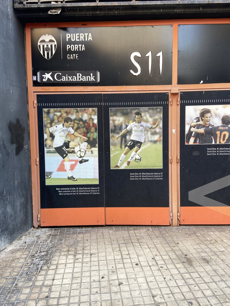 Puertas acceso zona de visitantes con movilidad reducida.