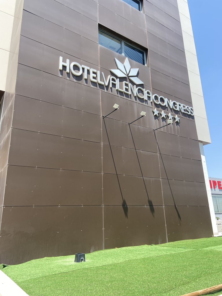 Nombre del hotel en la fachada y con una correcta visibilidad.