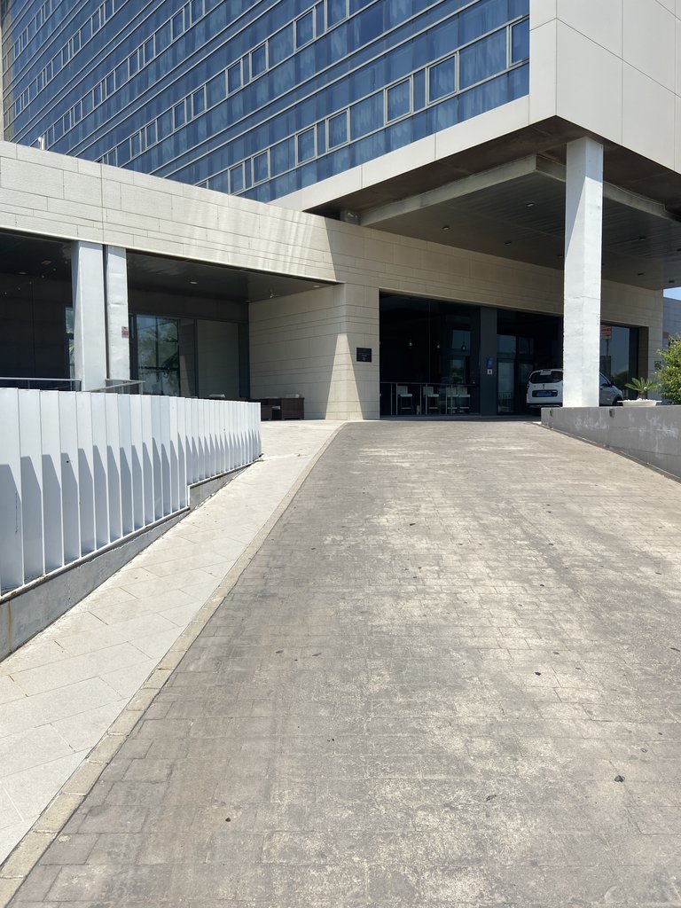 Rampa de acceso a la entrada principal del hotel.