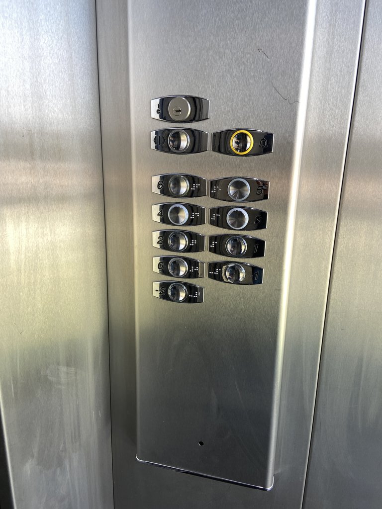 Ascensor accesible con botones en braille.