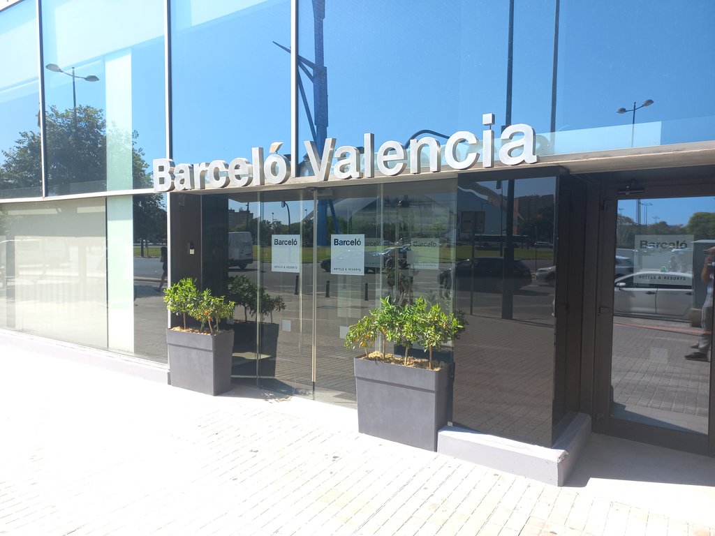 Establecimiento bien identificado desde exterior con rótulo informativo.