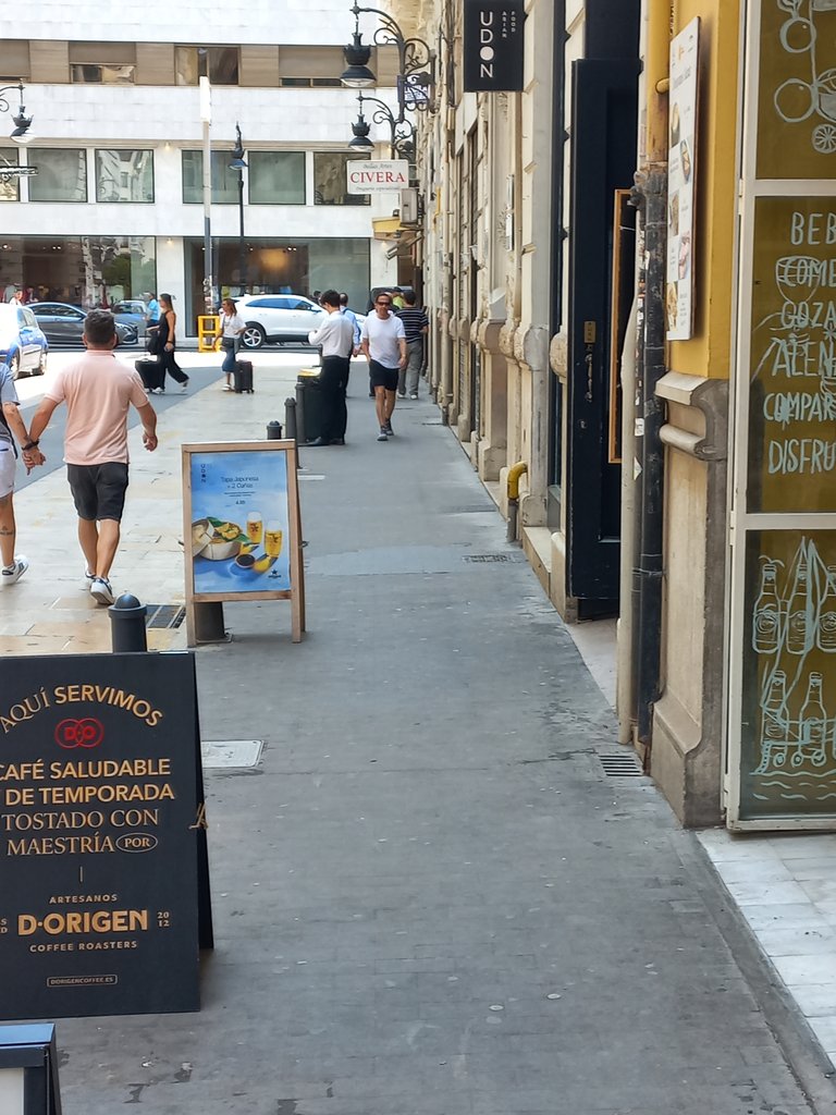 Itinerario de aproximación al establecimiento ancho y libre de obstáculos.